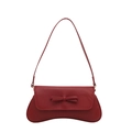 Minimalistische rote Schultertasche mit Schleife und geschwungenem Boden auf Weiß - Rot