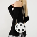 Sac à bandoulière unique en forme de ballon de football avec une fine chaîne dorée - Blanc