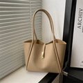 Bolso tote beige minimalista con hebilla metálica dorada y correas finas para el hombro - Caqui