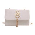 Modische beige matte Umhängetasche mit goldenem Doppel-S-Logo und Kettenquasten-Detail - Weiß