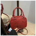 Detail der roten Vintage-Handtasche mit Reliefschrift und goldenen Reißverschluss-Details - Rot