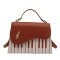 Bolso bandolera de piano marrón y blanco con bordado de clave de sol y diseño de teclas - Marrón