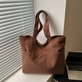 Bolso tote grande de pana marrón caramelo con bolsillo delantero bajo luz natural - Marrón