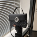 Zwarte leren crossbodytas met zilveren M-logo en monogrampatroon in een retro design - Zwart