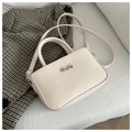 Detail van de roomwitte mini crossbody tas met zilveren logo en schouderband - Wit