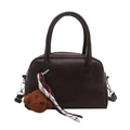 Dunkelbraune Boston-Handtasche aus Leder mit Buchstabenprägung und Plüschbär-Anhänger - Standard Tasche / Braun