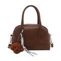 Dunkelbraune PU-Leder Handtasche mit Buchstabenprägung und Plüschtier-Anhänger - Standard Tasche / Braun