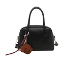 Klassische schwarze Boston-Handtasche aus Kunstleder mit süßem Teddybär-Anhänger - Standard Tasche / Schwarz