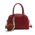 Dunkelrote viereckige Handtasche mit Griffen, Logo-Prägung und Bären-Anhänger - Standard Tasche / Rot