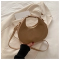 Detailansicht der braunen Krokodil-Prägung einer Halbmond-Tasche mit goldener Hardware - Khaki