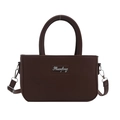 Minimalistische dunkelbraune quadratische Handtasche aus mattem PU-Leder mit silbernem Logo - Braun