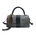 Borsa a mano in denim grigio e pelle nera con ciondolo a racchetta da tennis e nappa - Nero