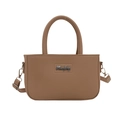 Minimalistische braune Handtasche aus Kunstleder mit silbernem Logo und Schultergurt - Khaki