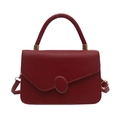 Elegante borsa a mano in pelle rossa testurizzata con fibbia dorata e tracolla rimovibile - Rosso
