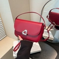 Rote Schultertasche mit silbernem Herzschloss und verstellbarem Riemen für Damen im Winter - Rot