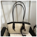 Détail du sac cabas beige avec lanières en cuir noir et pendentif raquette de tennis - Avec Pendentif / Blanc