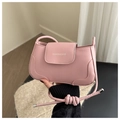 Detalle de bolso de hombro rosa de moda con costuras y correa con nudo - Rosa