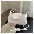 Detalle de bolso bandolera de cuero blanco con logo Fashion & Bags y correa con nudo - Blanco