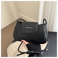 Primer plano del bolso bandolera negro de cuero PU con diseño curvo y detalle de texto - Negro