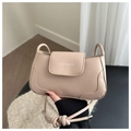 Detalle de bolso beige de piel sintética con correa anudada y logotipo de FASHION - Caqui