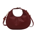 Dunkelrote gewebte Halbmond-Handtasche mit goldenen Details und Schultergurt - Rot