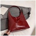 Detalle de bolso tote rojo oscuro brillante sobre un abrigo de lana con estilo retro - Rojo