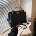 Sac à main rétro noir motif crocodile avec fermoir doré et poignée supérieure - Noir