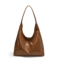 Grande borsa tote da donna marrone scuro minimalista in ecopelle verniciata lucida - Marrone