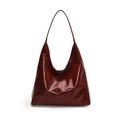 Borsa hobo minimalista in pelle verniciata rosso intenso con finitura lucida e tracolla sottile - Rosso