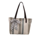 Gestreepte canvas shopper met polkadot strik en bruine leren handvatten op wit decor - Groen