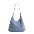 Borsa tote invernale in pile blu con manici in pelle marrone su sfondo bianco - Blu
