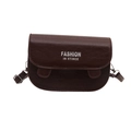 Borsa a sella marrone scuro con trama increspata e logo argento su sfondo bianco - Marrone