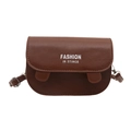 Borsa a sella marrone scuro minimalista con pelle martellata e tracolla regolabile - Marrone
