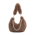Borsa hobo in ecopelliccia color caramello con catena di perle e morbido manico corto - Marrone