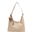 Sac fourre-tout beige avec breloque ours en peluche et bandoulière rayée élégante - Avec Ornement / Blanc