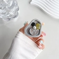 Dettaglio del supporto telefono argento con camelia nera, perla e gemme gialle decorative - Grigio Argento Cuore Ambra Verde