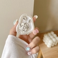 Detalle macro de un soporte para móvil de rosa 3D de resina con brillantes pedrería - Camelia Blanca con Diamantes