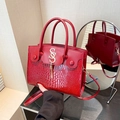 Elegante borsa rossa a trama coccodrillo con pendente dorato e dettaglio in nappa - Rosso