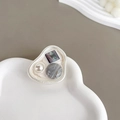 Detalle del soporte extensible para móvil con perlas y gemas coloridas en bandeja de nube - Gris Renderizado Cuadrado