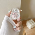 Primer plano del soporte para móvil con rosa de esmalte rosa y circonitas brillantes - Camelia Rosa con Diamantes