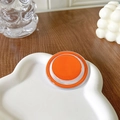 Detail der orangen magnetischen Handyhalterung auf Tablett mit minimalistischer Optik - Orange