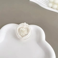 Gros plan d'un support de téléphone cœur blanc nacré avec rose 3D et motifs baroques - Support Cadre Cœur - Flash Blanc - Grande Rose