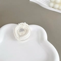 Détail d'un support de téléphone cœur blanc perlé avec relief français et finition brillante - Support Cadre Cœur - Flash Blanc - Œil de Chat