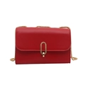 Borsa a tracolla quadrata rossa in finta pelle con chiusura ovale dorata e catena - Rosso