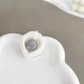 Détail d'un support de téléphone en marbre en forme de cœur avec bordure en relief blanc - Support Cadre Cœur - Flash Blanc - Gris Rendu