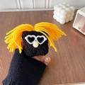 Dettaglio custodia per auricolari in peluche con capelli gialli e occhiali a cuore - Stile Occhiali da Sole a Cuore Nero