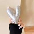 Dettaglio del supporto a cuore argento con imbottitura morbida e trama metallica - Cuore Distorto (Argento)