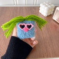 Supporto per telefono mostro di peluche blu con occhiali a cuore e lunghi capelli verdi - Stile Occhiali da Sole a Cuore Blu