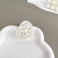 Vue rapprochée d'un support de téléphone papillon blanc iridescent sur un plateau - Support Anneau Irrégulier - Flash Blanc - Papillon Épais Laser Carré