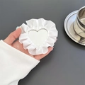 Specchio per trucco a cuore con eleganti volant in pizzo bianco e bordo in tessuto - Specchio a Cuore in Pizzo / Bianco